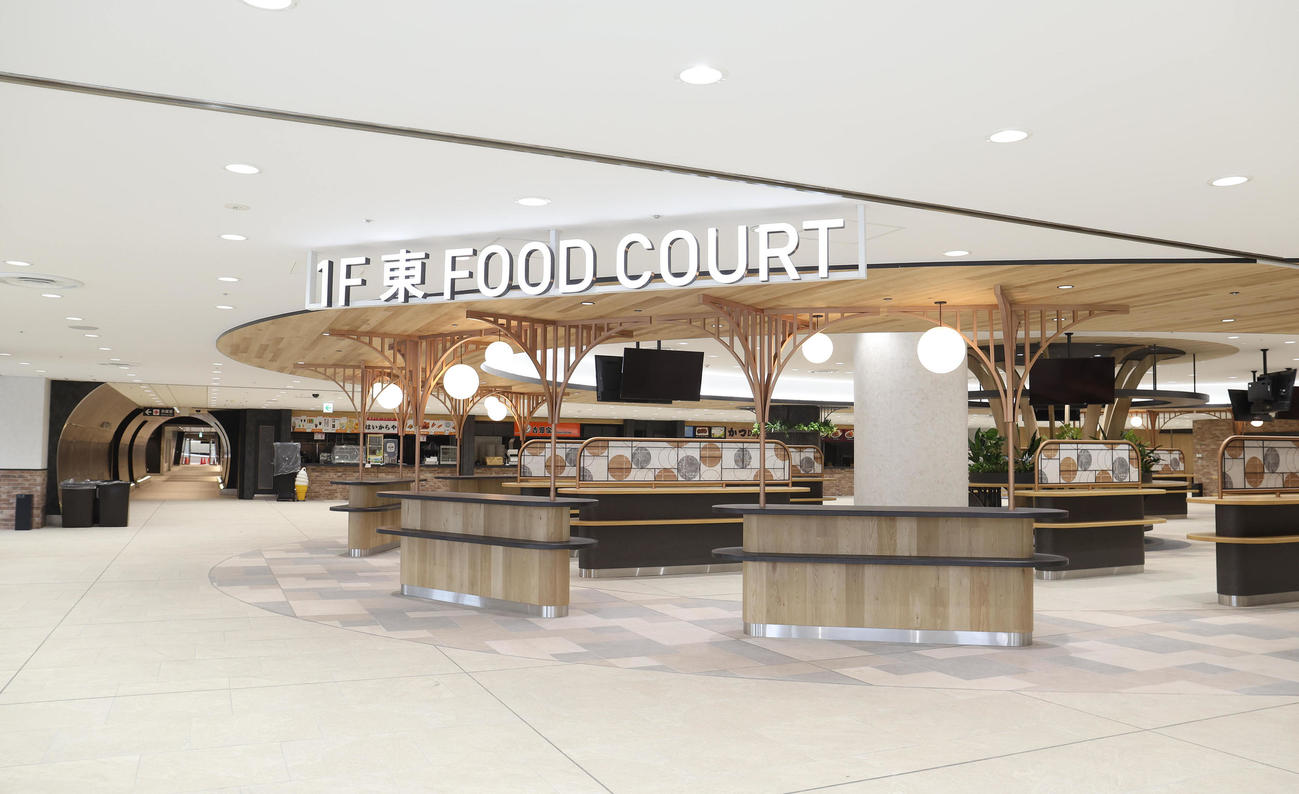 リニューアルされた阪神競馬場の東ウイング1Fのフードコート（撮影・白石智彦）