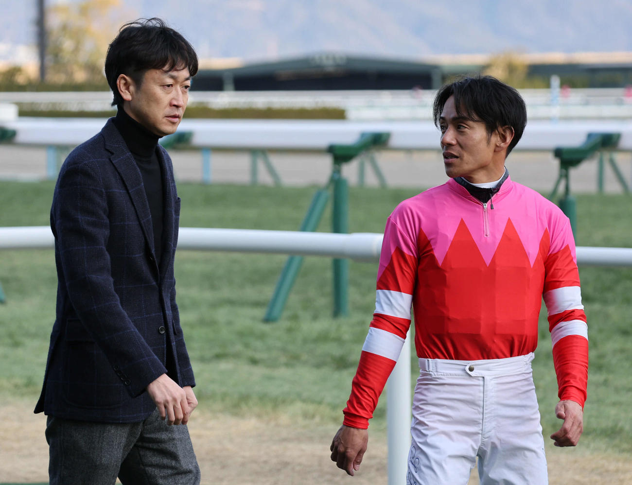 ヴーレヴーでエルフィンSを制した浜中騎手（右）は武幸四郎調教師と話す（撮影・西尾就之）