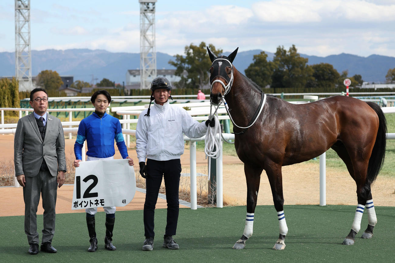 3歳新馬戦を制した坂井騎手のポイントネモは口取りに納まる（撮影・西尾就之）