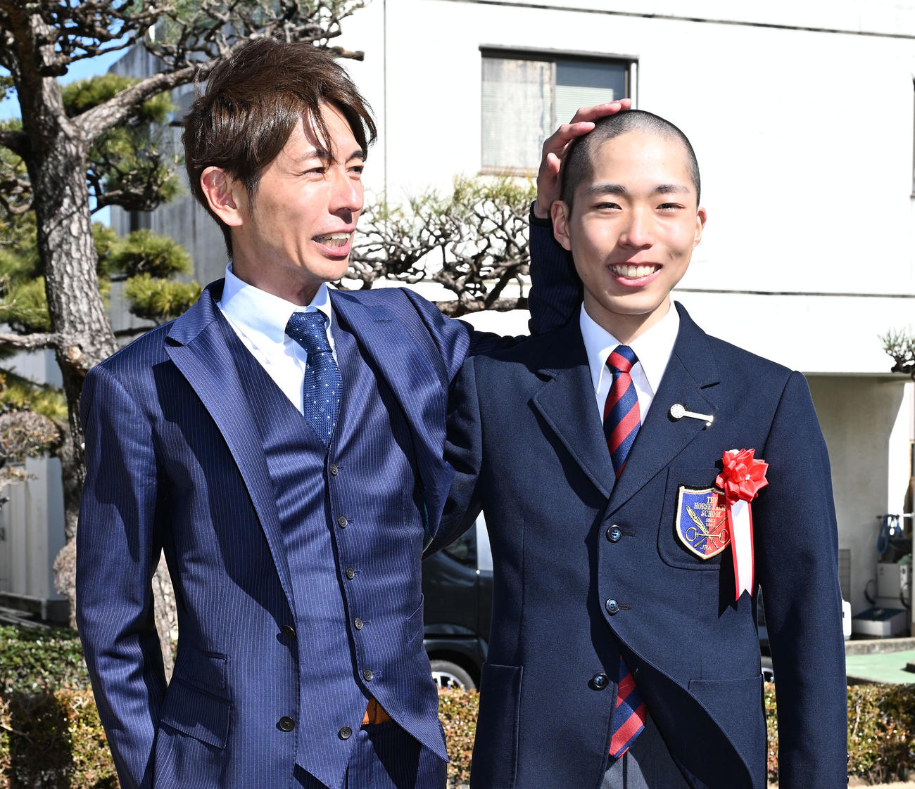 競馬学校騎手課程41期の卒業式を終え、記念撮影に応じる和田騎手（左）と長男陽希（撮影・千葉一成）