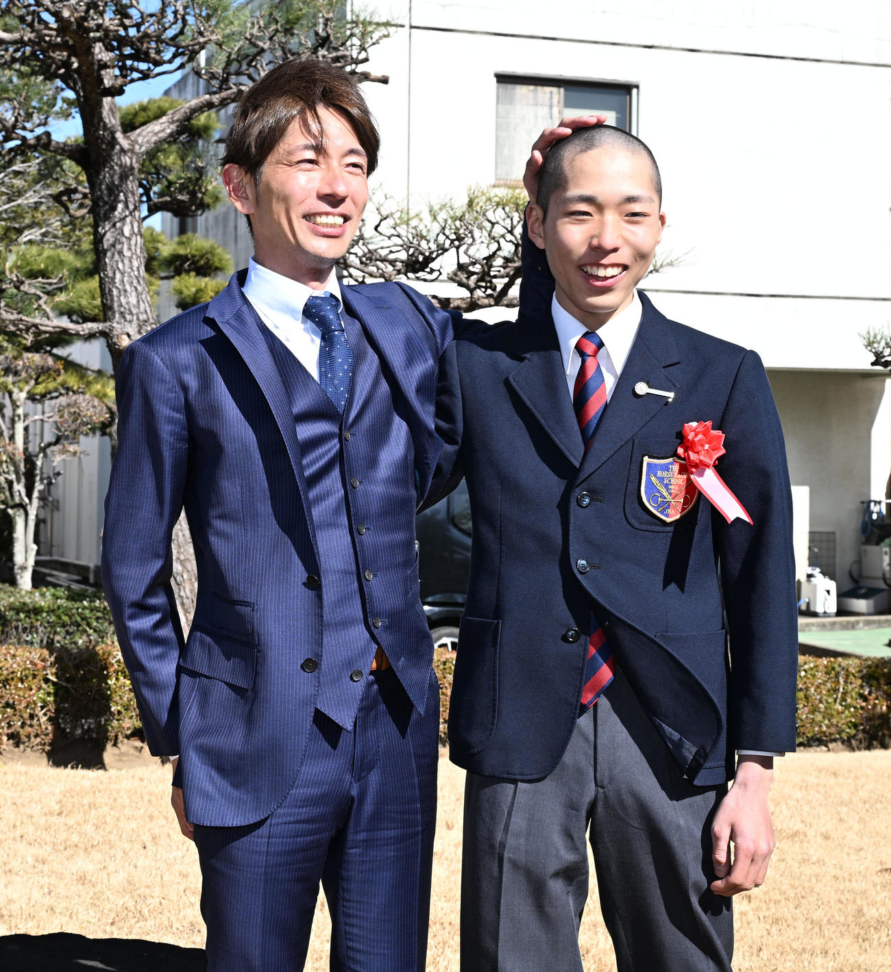 競馬学校騎手課程41期の卒業式を終え、記念撮影に応じる和田騎手（左）と長男陽希（撮影・千葉一成）