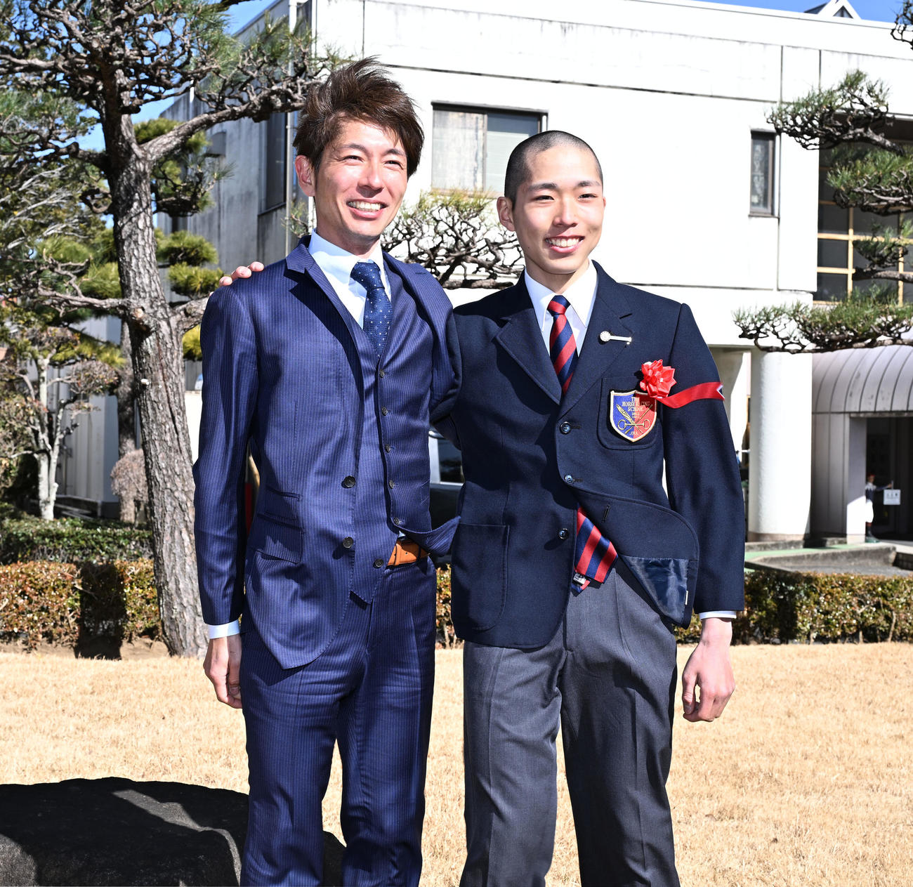 競馬学校騎手課程41期の卒業式を終え、記念撮影に応じる和田騎手（左）と長男陽希（撮影・千葉一成）