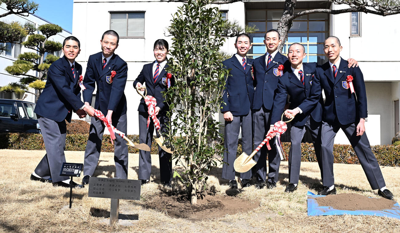 記念植樹する競馬学校騎手課程41期の卒業生たち（撮影・千葉一成）