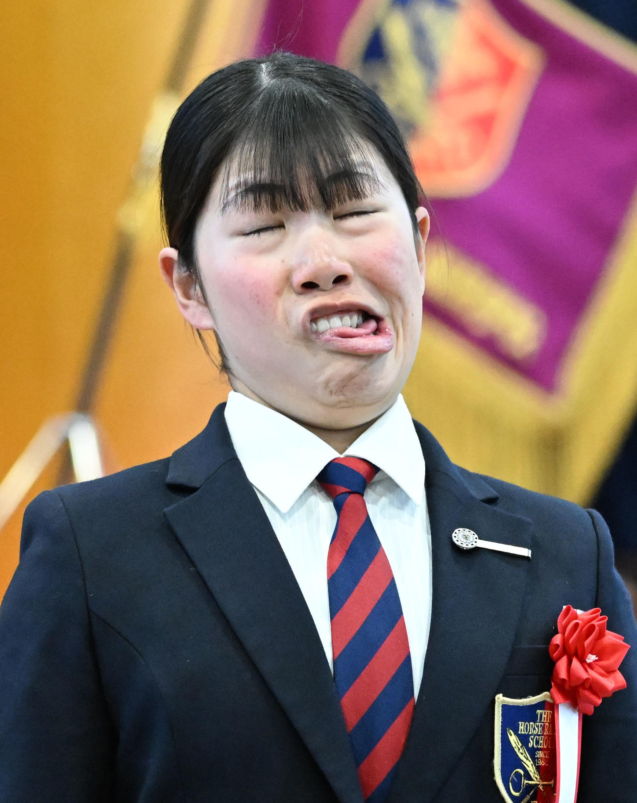 競馬学校騎手課程41期生の卒業式を終え、特技の変顔を披露する谷原柚希（撮影・千葉一成）