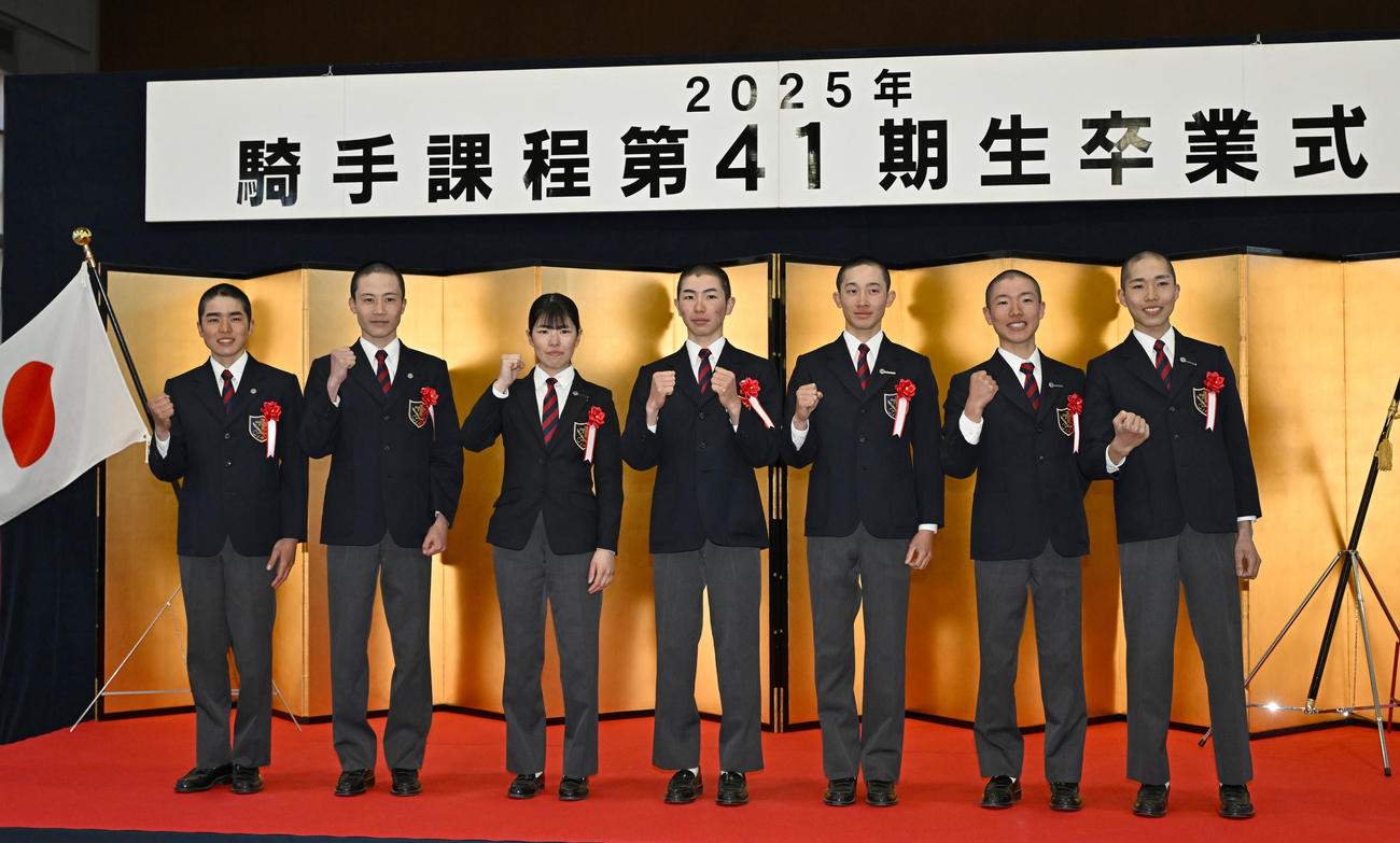 競馬学校騎手課程41期生の卒業式に出席した、左から上里直汰、遠藤汰月、谷原柚希、田山旺佑、舟山瑠泉、森田誠也、和田陽希（撮影・千葉一成）