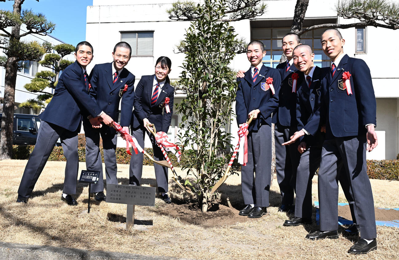 記念植樹する競馬学校騎手課程41期の卒業生たち（撮影・千葉一成）