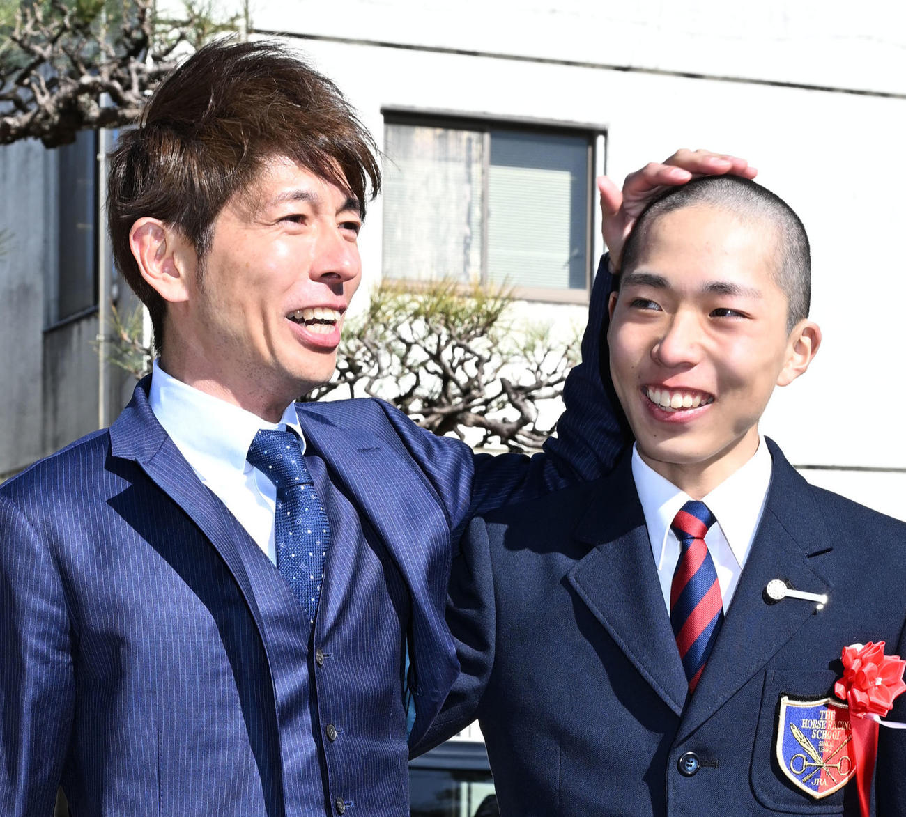 卒業式を終え、記念撮影する和田騎手（左）と長男陽希（撮影・千葉一成）