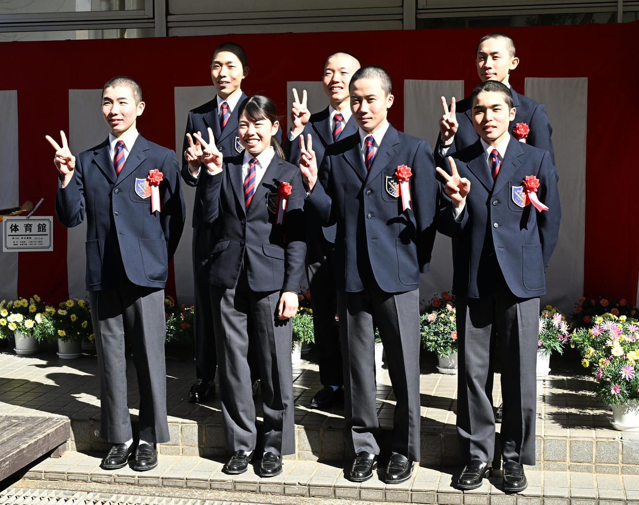 競馬学校騎手課程41期生の卒業式に臨む、前列左から田山旺佑、谷原柚希、遠藤汰月、上里直汰。後列左から和田陽希、森田誠也、舟山瑠泉（撮影・千葉一成）