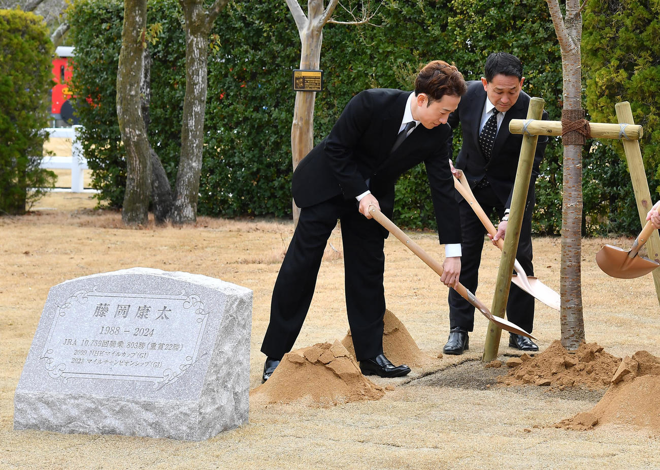 故・藤岡康太騎手追悼植樹式で植樹する兄の佑介騎手（左）と父の健一調教師（撮影・清水貴仁）