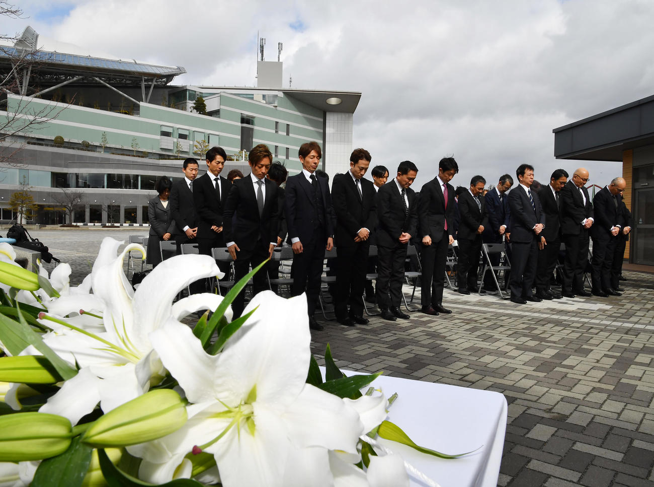 故・藤岡康太騎手追悼植樹式で黙とうする騎手、関係者（撮影・清水貴仁）