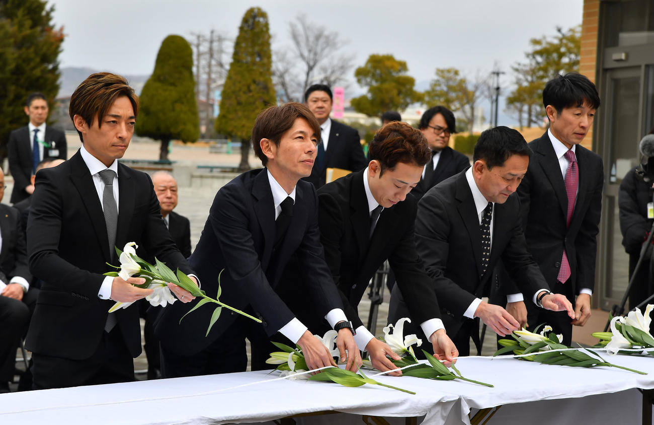 故・藤岡康太騎手追悼植樹式で献花する、左から川田騎手、幸騎手、藤岡佑騎手、藤岡健調教師、武豊騎手