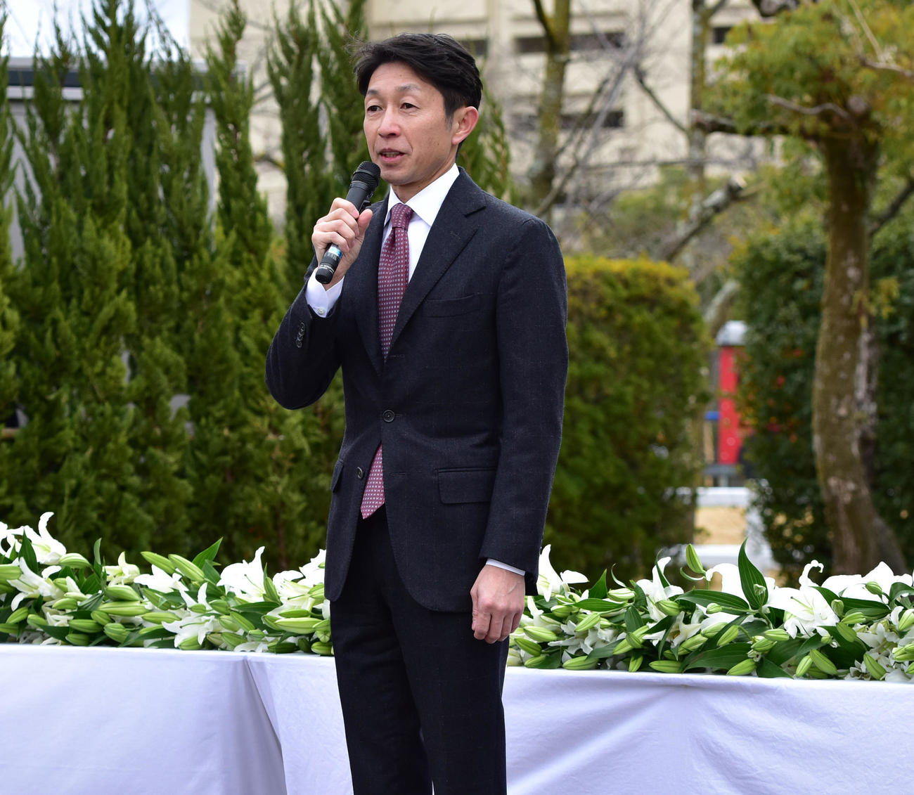 故・藤岡康太騎手追悼植樹式であいさつする日本騎手クラブ会長の武豊騎手（撮影・清水貴仁）
