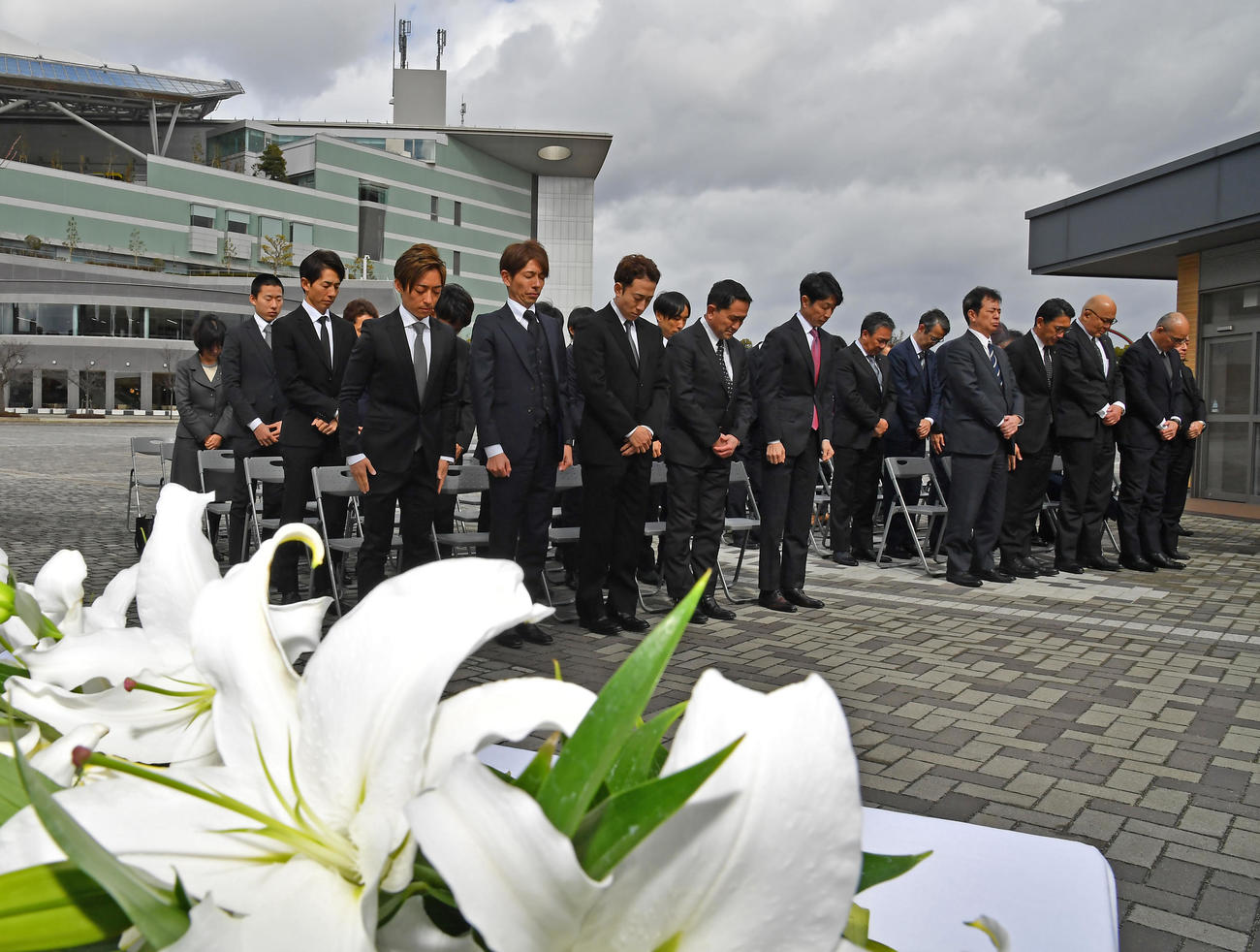 故・藤岡康太騎手追悼植樹式で黙とうする騎手、関係者（撮影・清水貴仁）