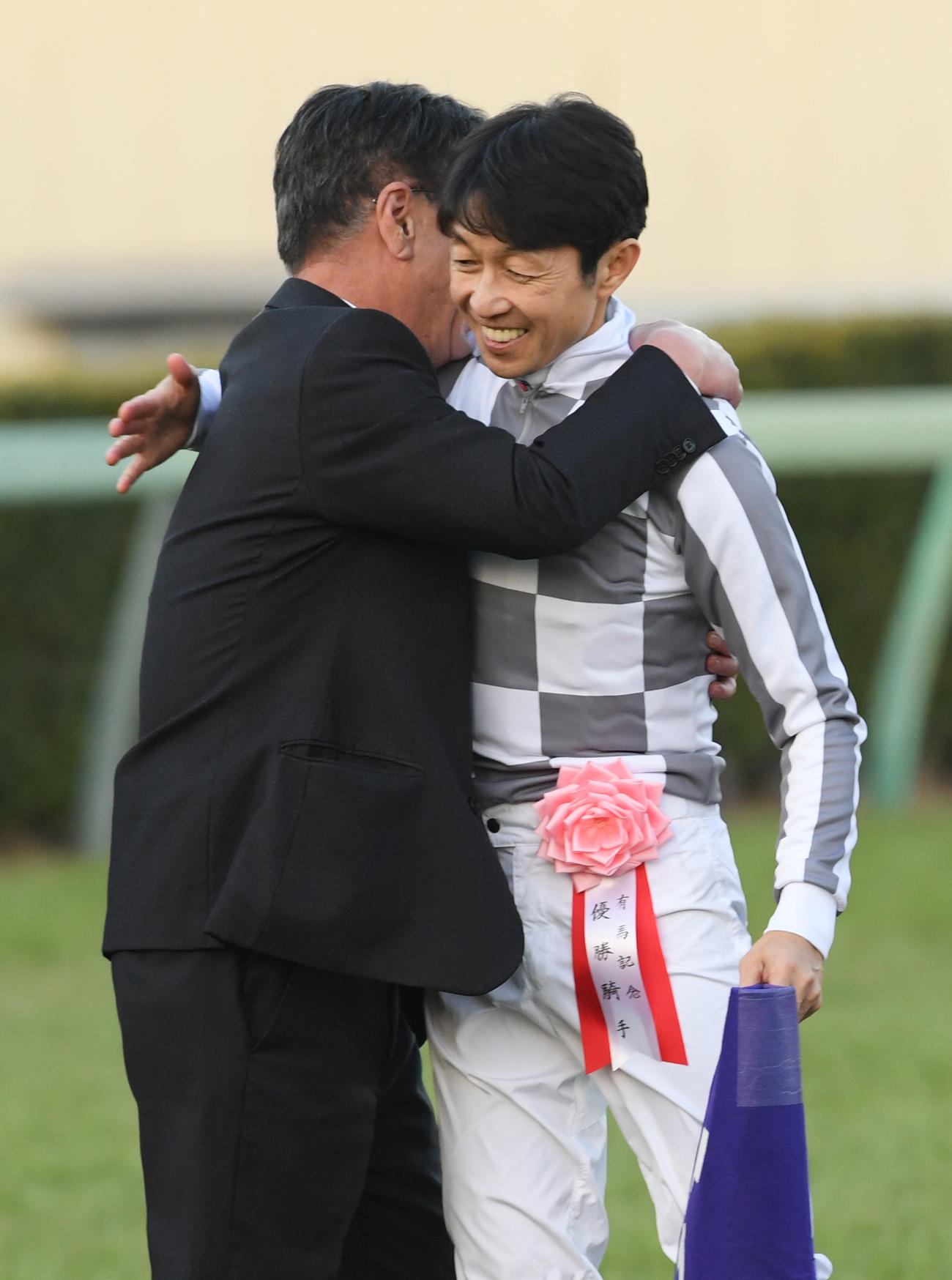 有馬記念を制した馬主キーファーズ松島正昭代表（左）と武豊騎手は喜び合う（2023年12月24日撮影）