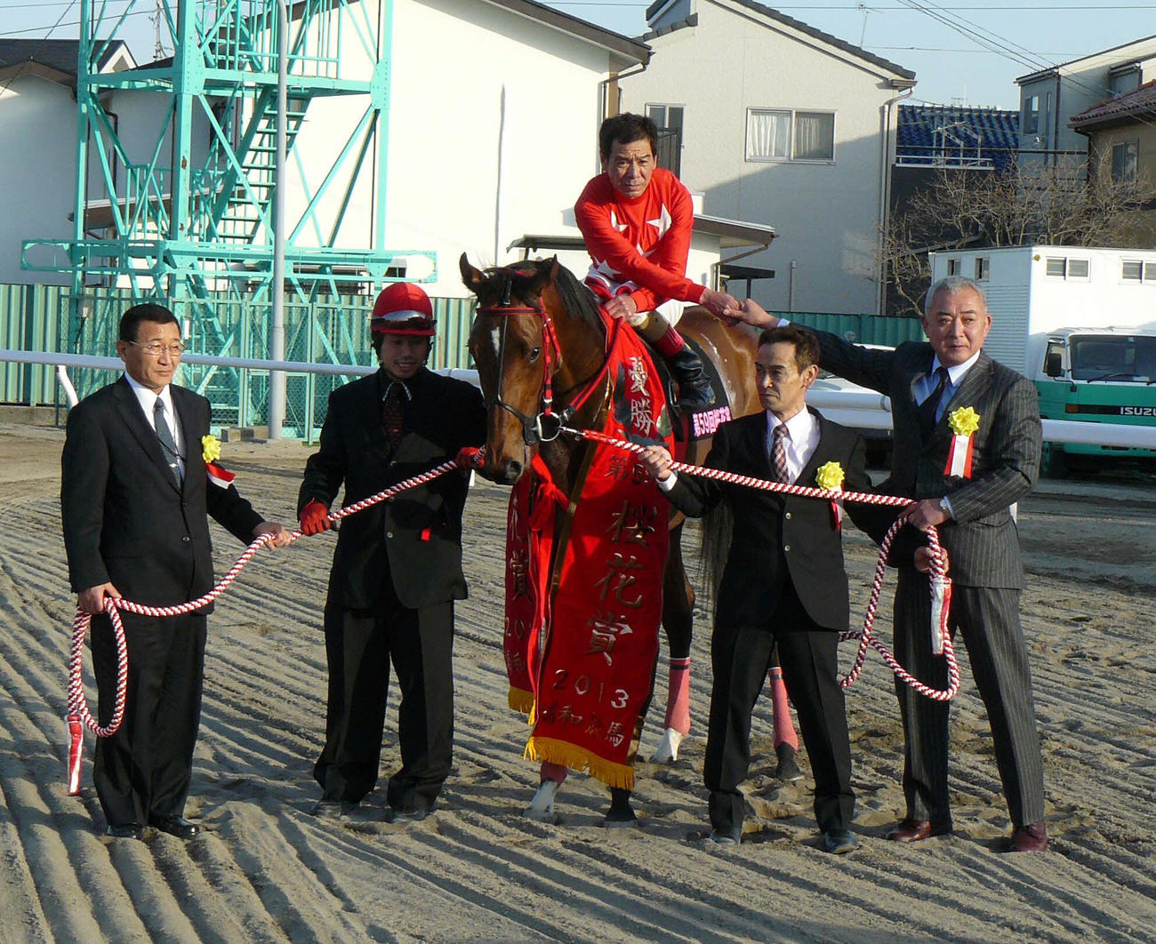 13年桜花賞を快勝したイチリュウ。鞍上的場文は関係者と握手で喜び合う