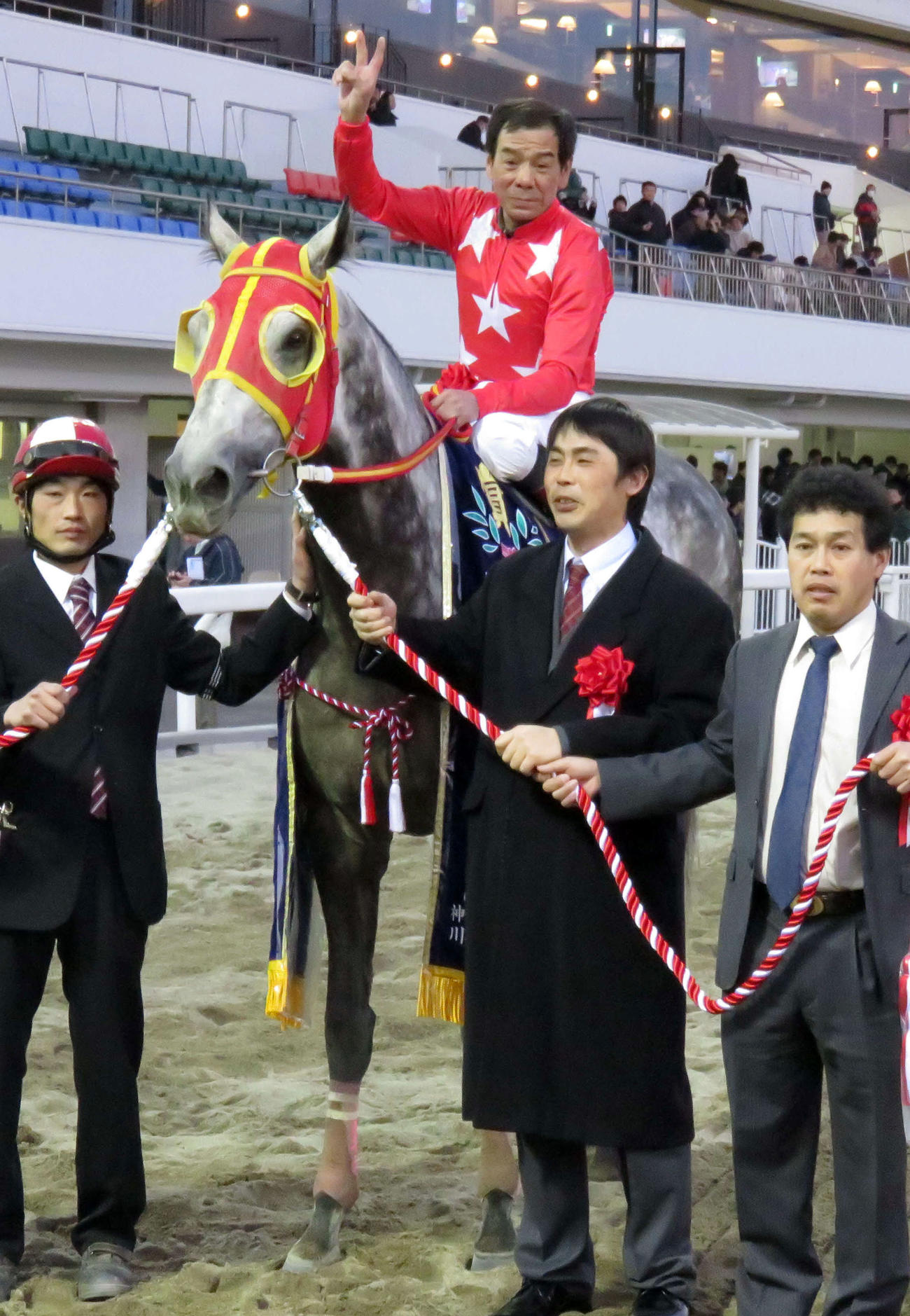 17年報知オールスターカップ　最年長重賞勝利記録更新の的場文男騎手はVサインも誇らしげ