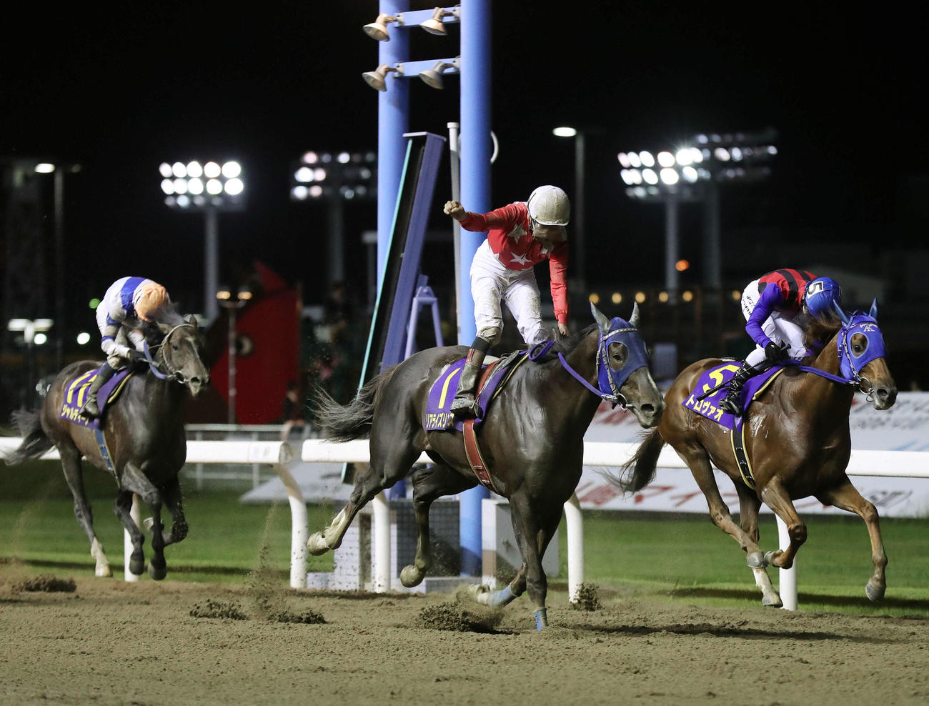 11R、リアライズリンクスで勝利して地方通算7000勝を達成した的場文男騎手（中央）はガッツポーズ