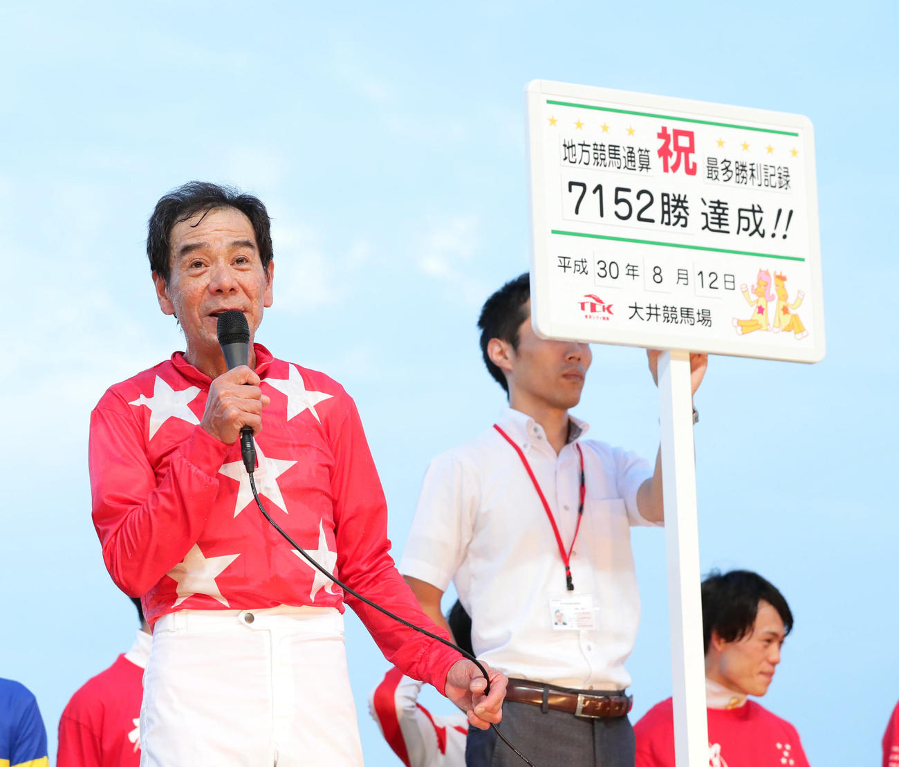 18年8月、7152勝の地方競馬最多勝新記録を達成し、喜びを語る的場騎手