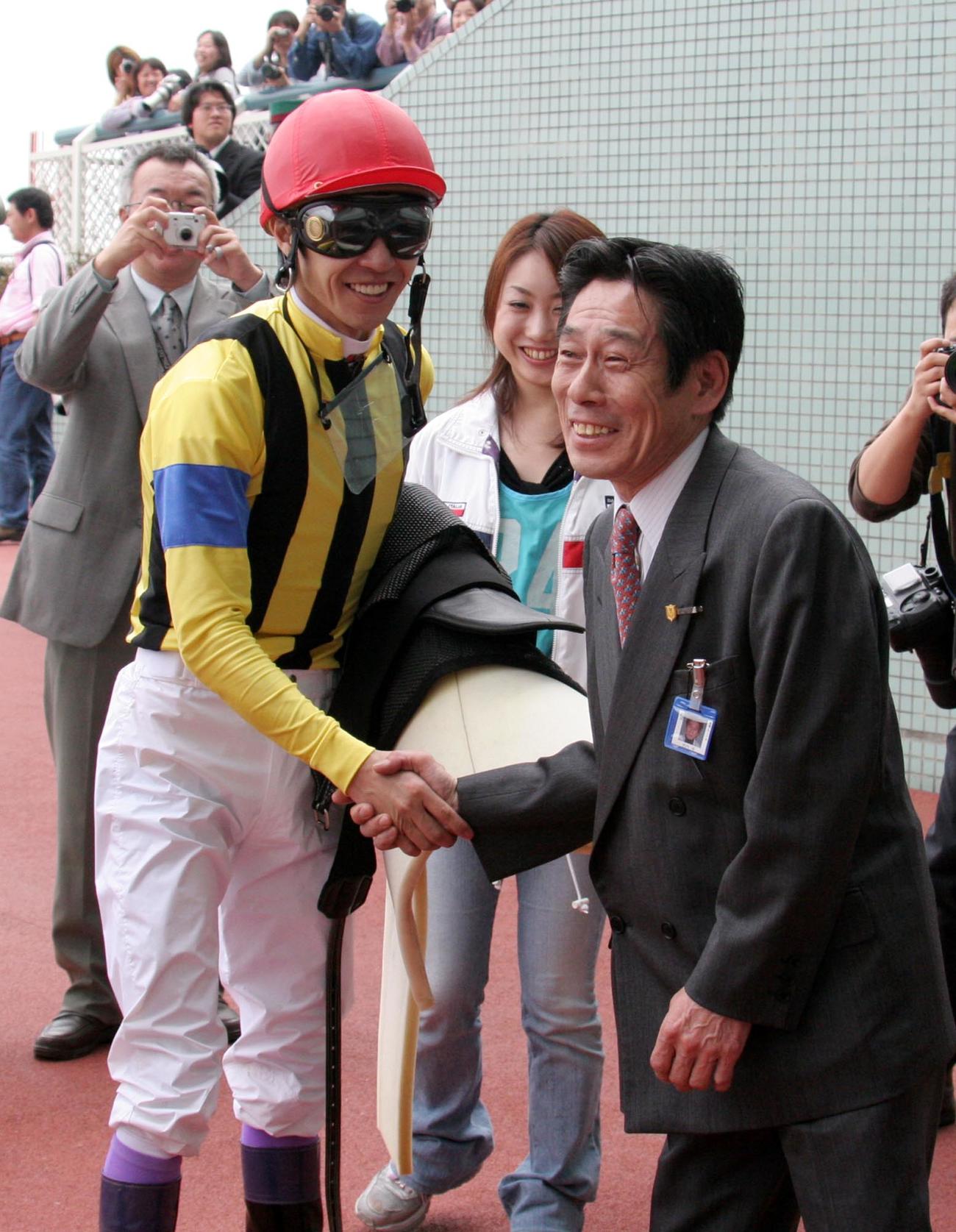 05年4月、調教師として初勝利を飾った河内洋調教師（右）は騎乗した武豊と笑顔で握手を交わす