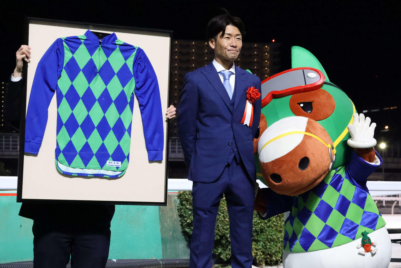 騎手服永久保存セレモニーに登場した森泰斗元騎手