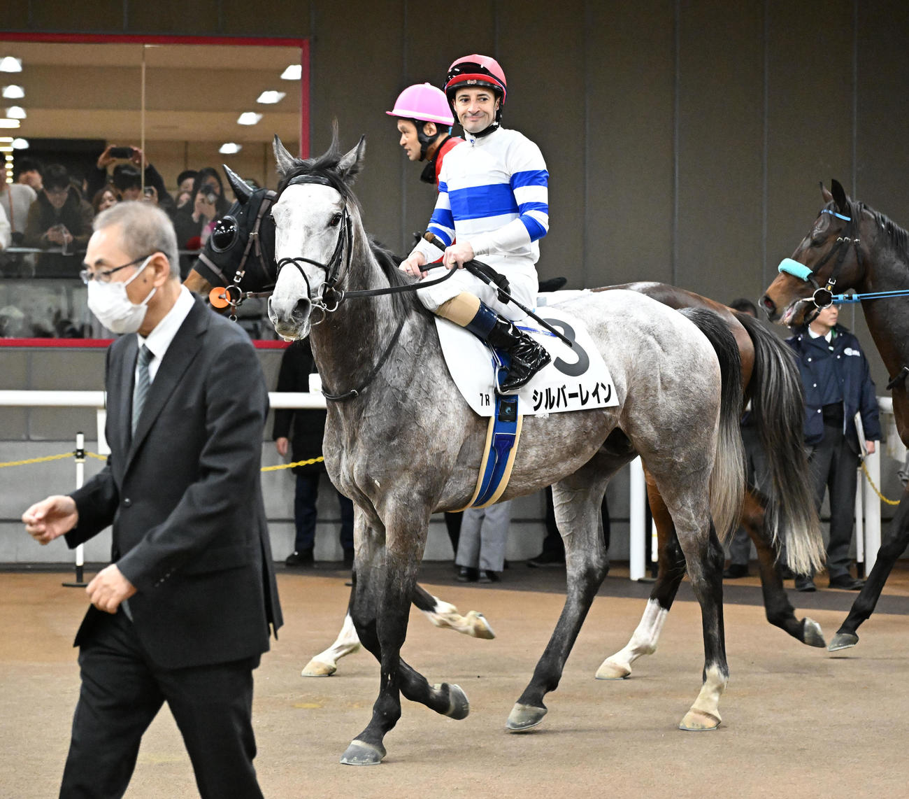 東京7R、3歳1勝クラスを制したシルバーレインとルメール騎手。左は萩原師（撮影・千葉一成）