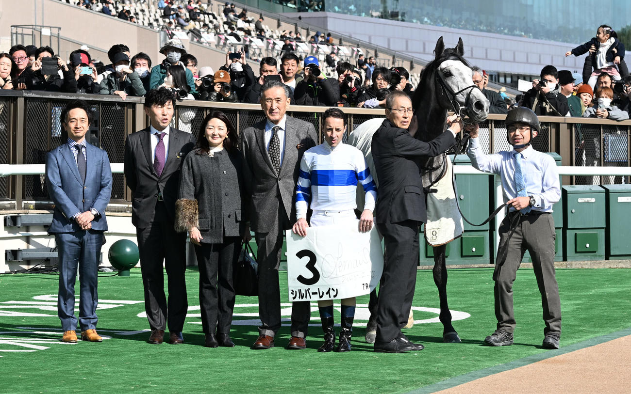 東京7R、3歳1勝クラスを制したシルバーレインの口取りをするルメール騎手と萩原師（右から2人目）（撮影・千葉一成）