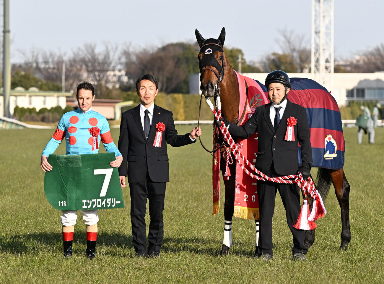 デイリー杯クイーンCを制したエンブロイダリーの口取りをすルメール騎手と森師（中央）（撮影・千葉一成）