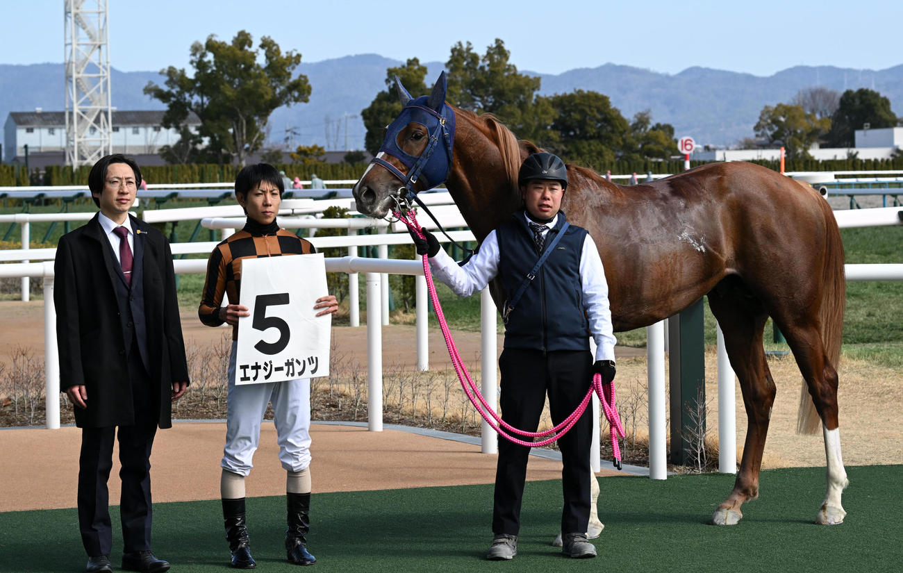 新馬戦を制したエナジーガンツと北村友騎手（撮影・前岡正明）