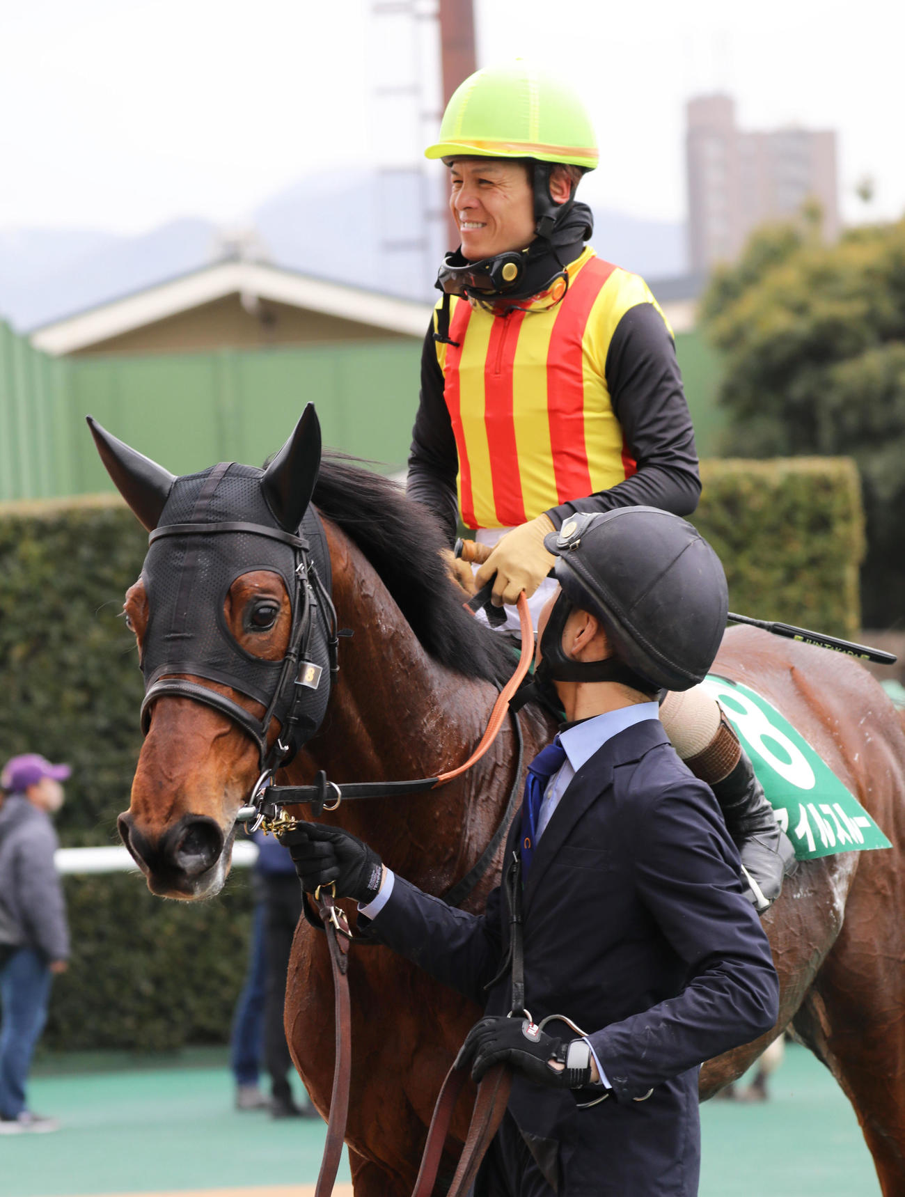 小倉ジャンプSをスマイルスルーで制し笑顔を見せる高田潤騎手（撮影・鬼束羽瑠菜）