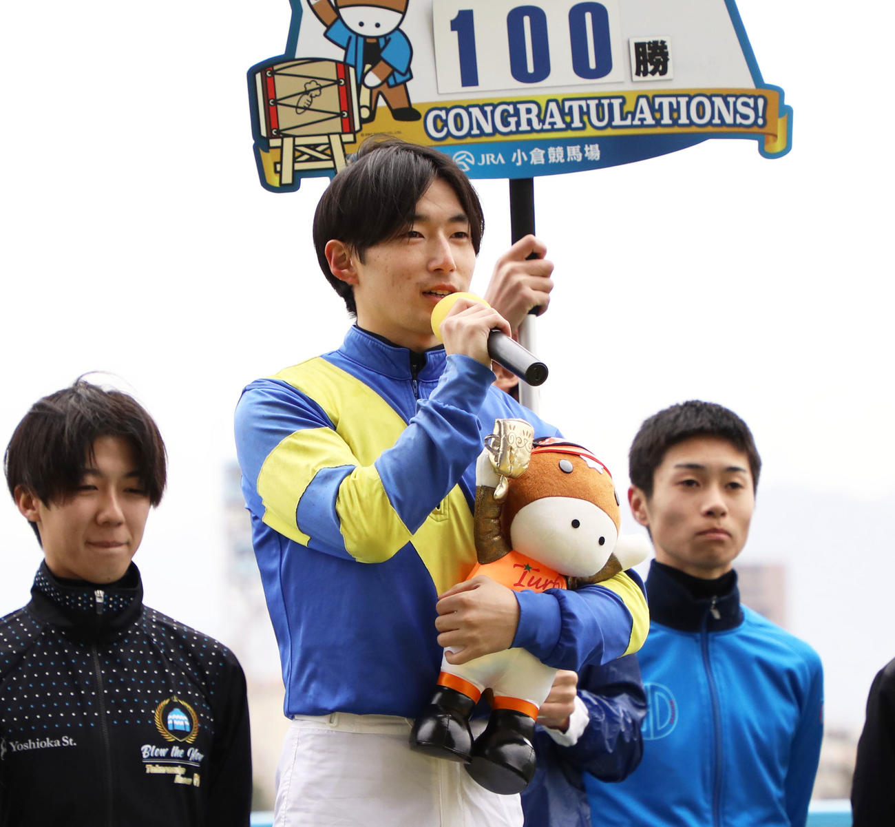 JRA通算100勝を達成した秋山稔樹騎手（撮影・鬼束羽瑠菜）