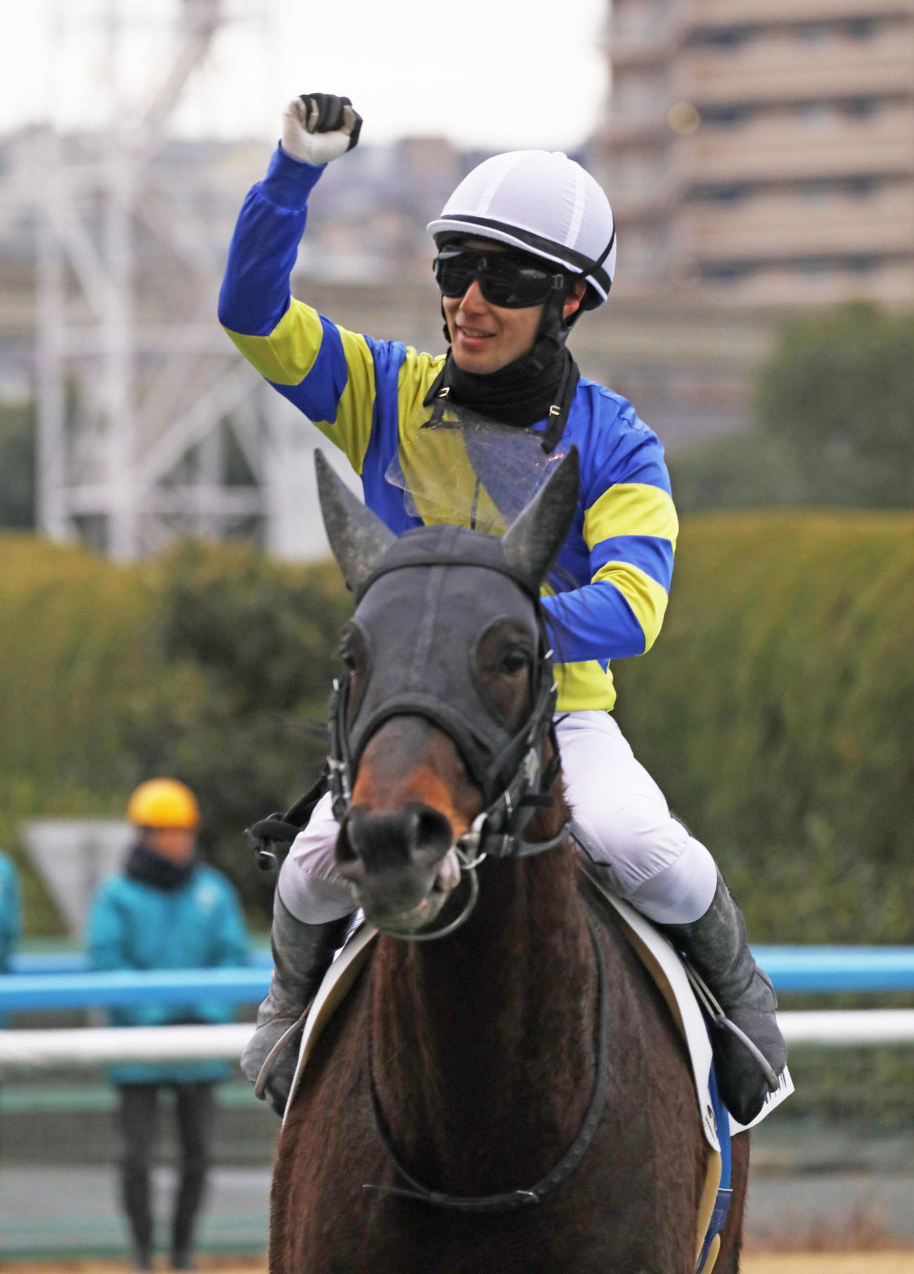小倉12Rをグランドセントラルで制しガッツポーズをする秋山稔樹騎手（撮影・鬼束羽瑠菜）