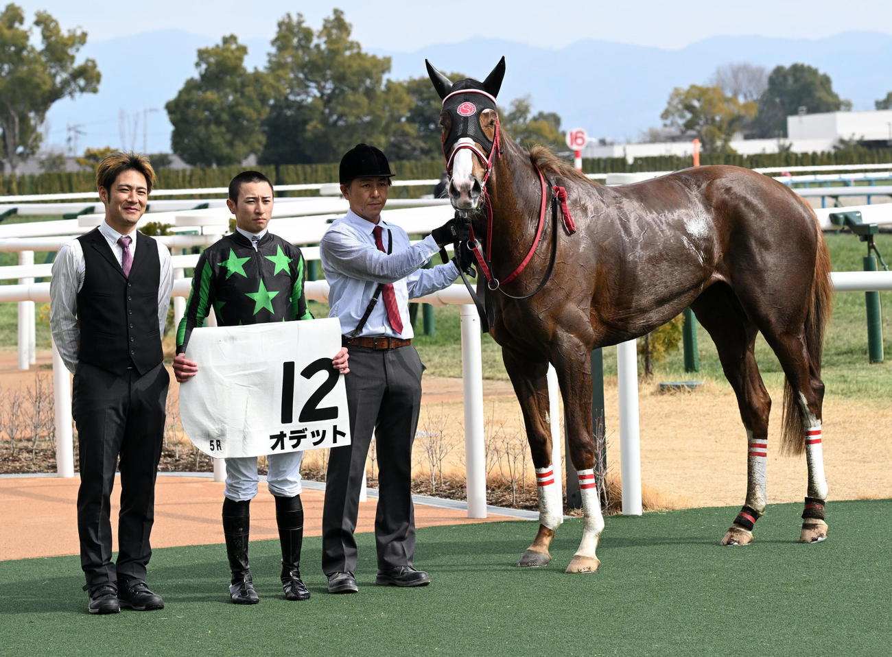 5R3歳未勝利を制したオデットと吉村騎手（撮影・前岡正明）