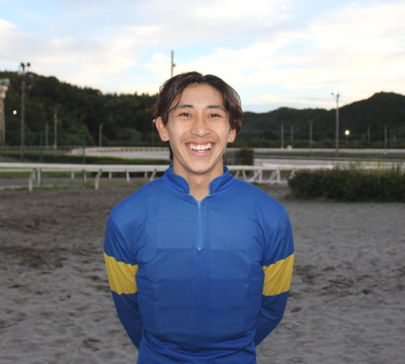 笑顔の岡遼太郎騎手