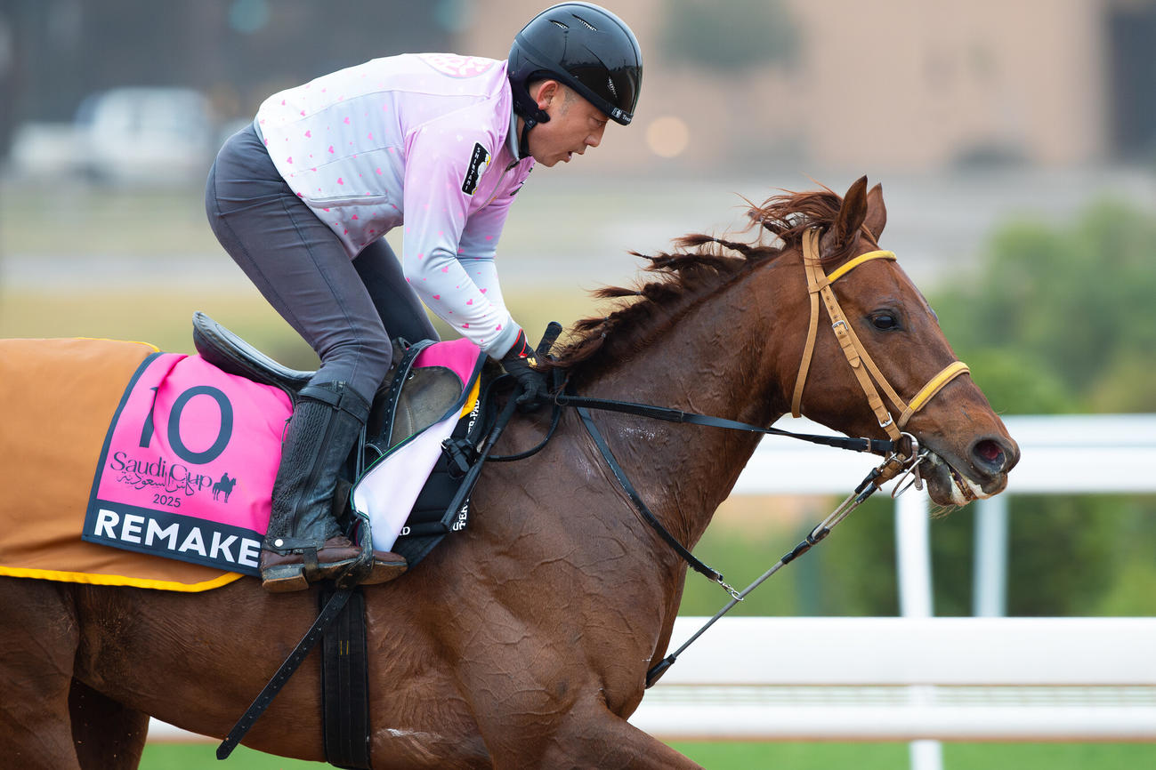 16日朝のリメイクと松田助手（（C）Jockey Club of Saudi Arabia／Ali AlZenaidi）