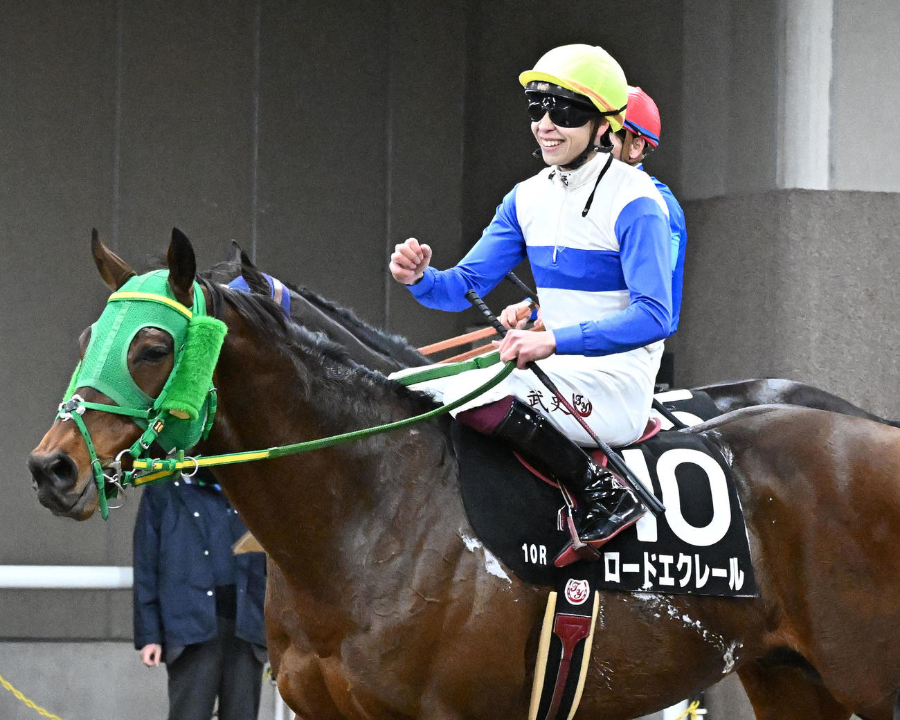 バレンタインSを制し、ロードエクレールの鞍上でガッツポーズする横山武騎手（撮影・千葉一成）
