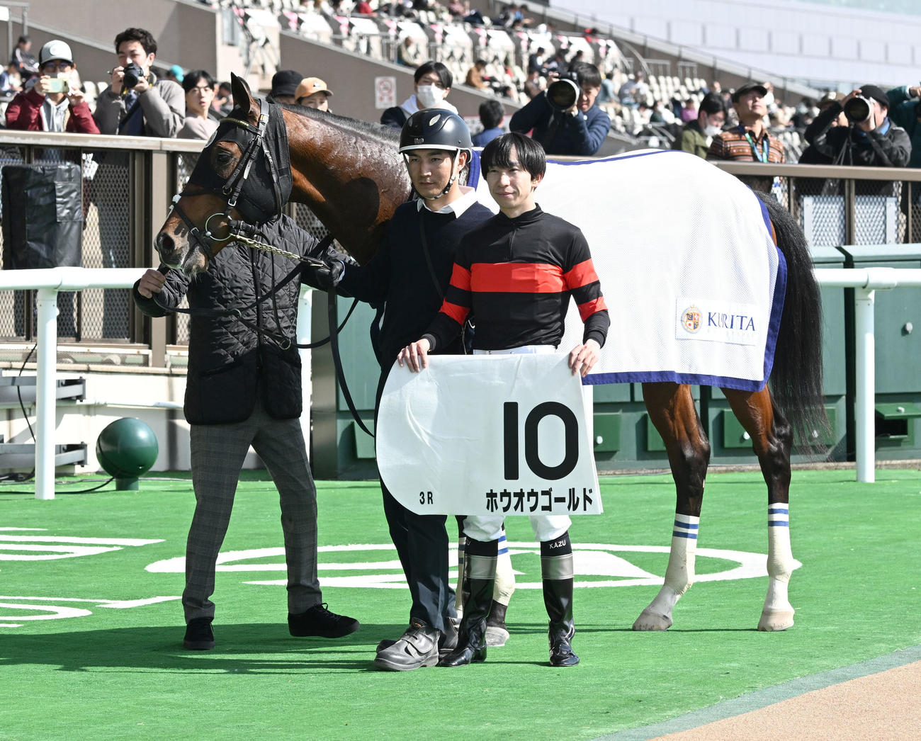 東京3R、新馬戦を制したホウオウゴールドの口取りをする横山和騎手（撮影・千葉一成）