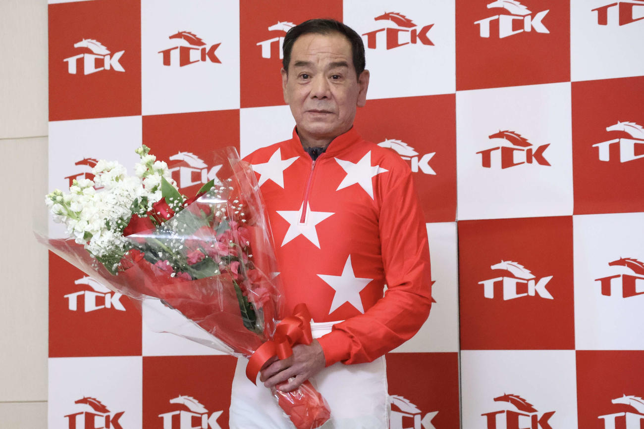 17日、大井競馬場で引退会見を行い花束を受け取った「大井の帝王」的場文男騎手