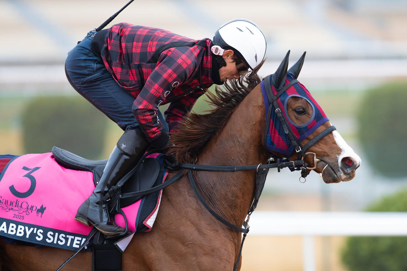 16日、調教するガビーズシスターと小西助手（C）Jockey Club of Saudi Arabia／Ali AlZenaidi