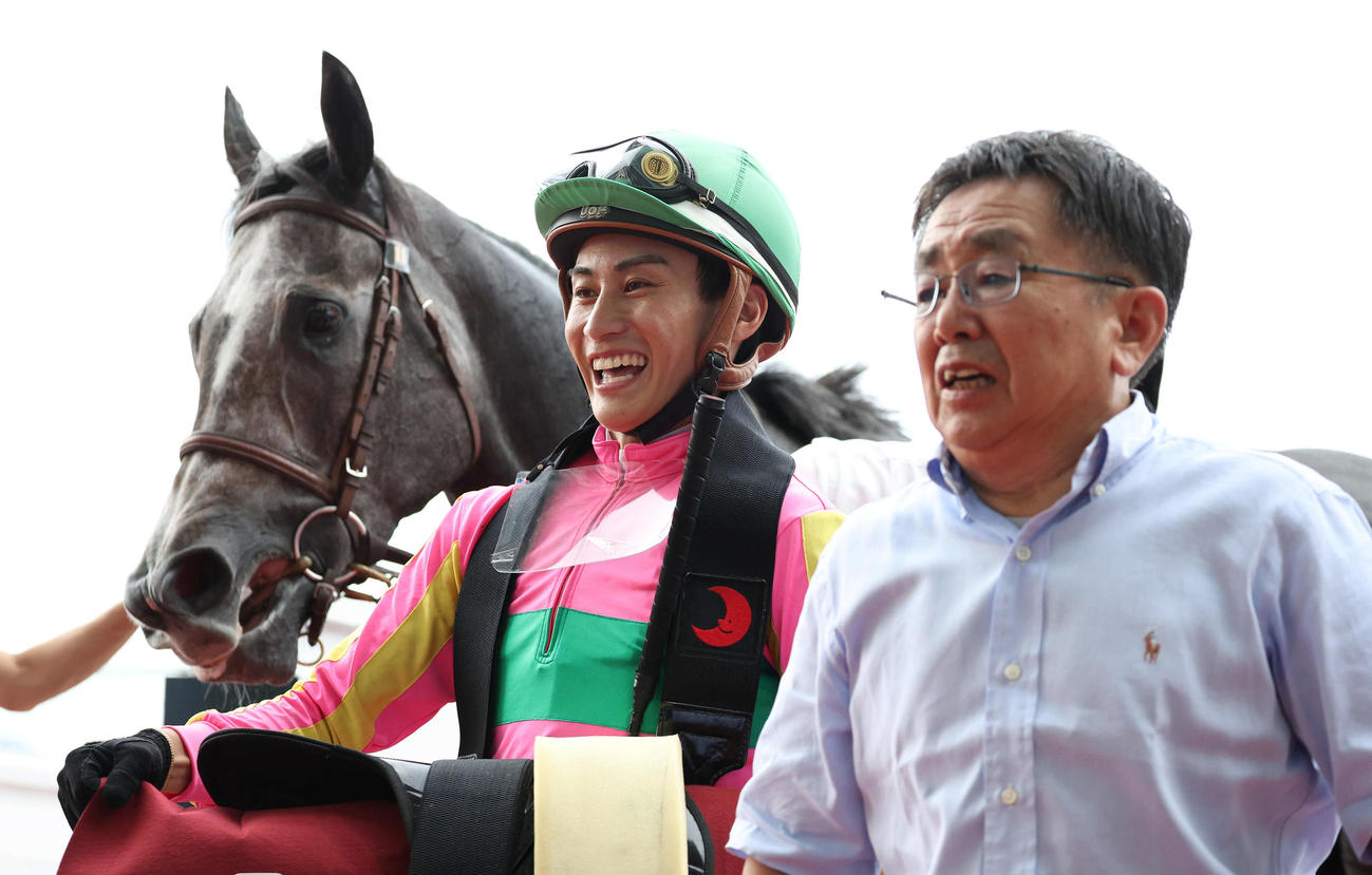23年9月、セントウルSをテイエムスパーダで制して引き揚げる富田暁騎手。右は師匠の木原一良調教師