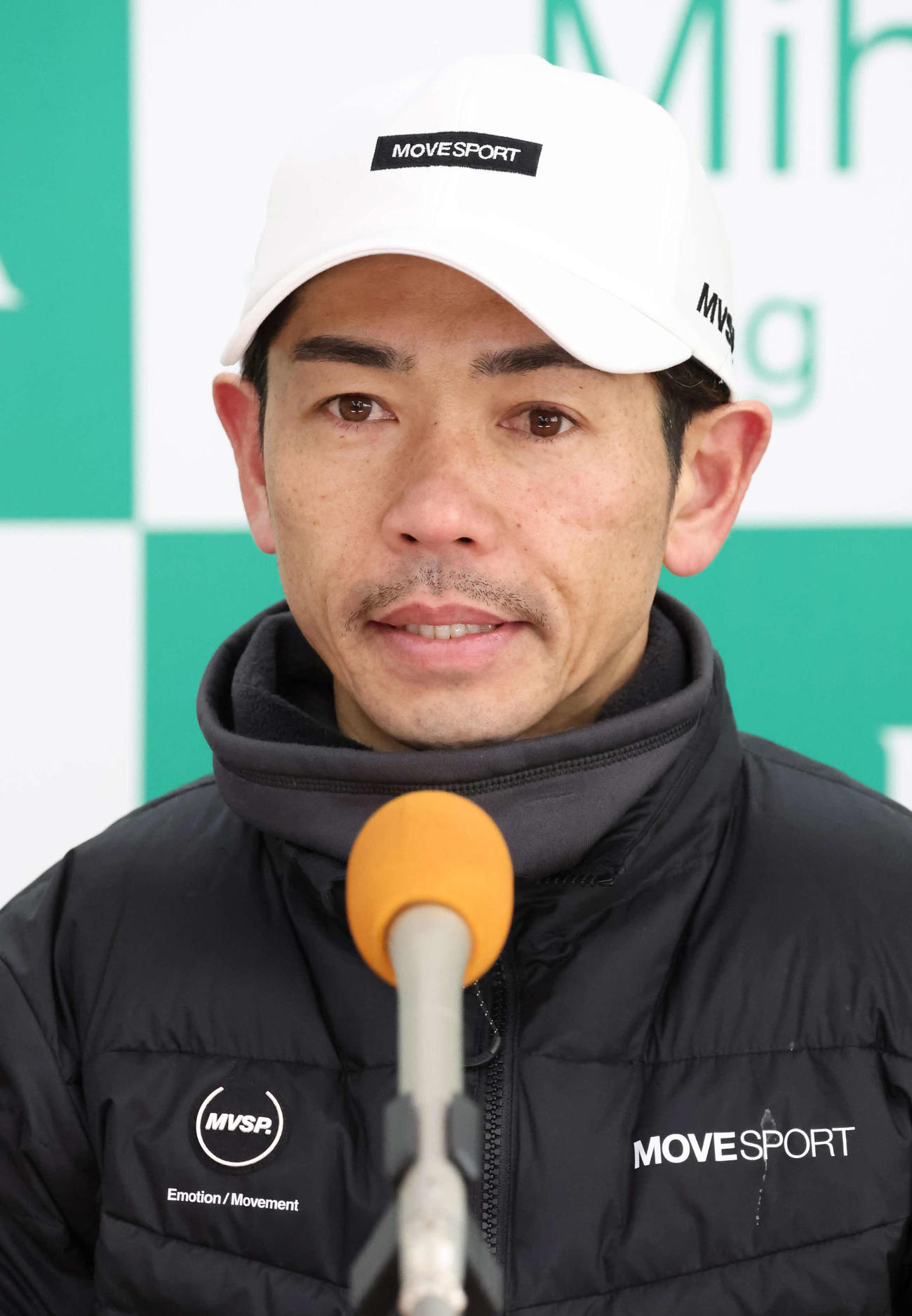 記者会見するミッキーファイト騎乗の戸崎騎手（撮影・丹羽敏通）