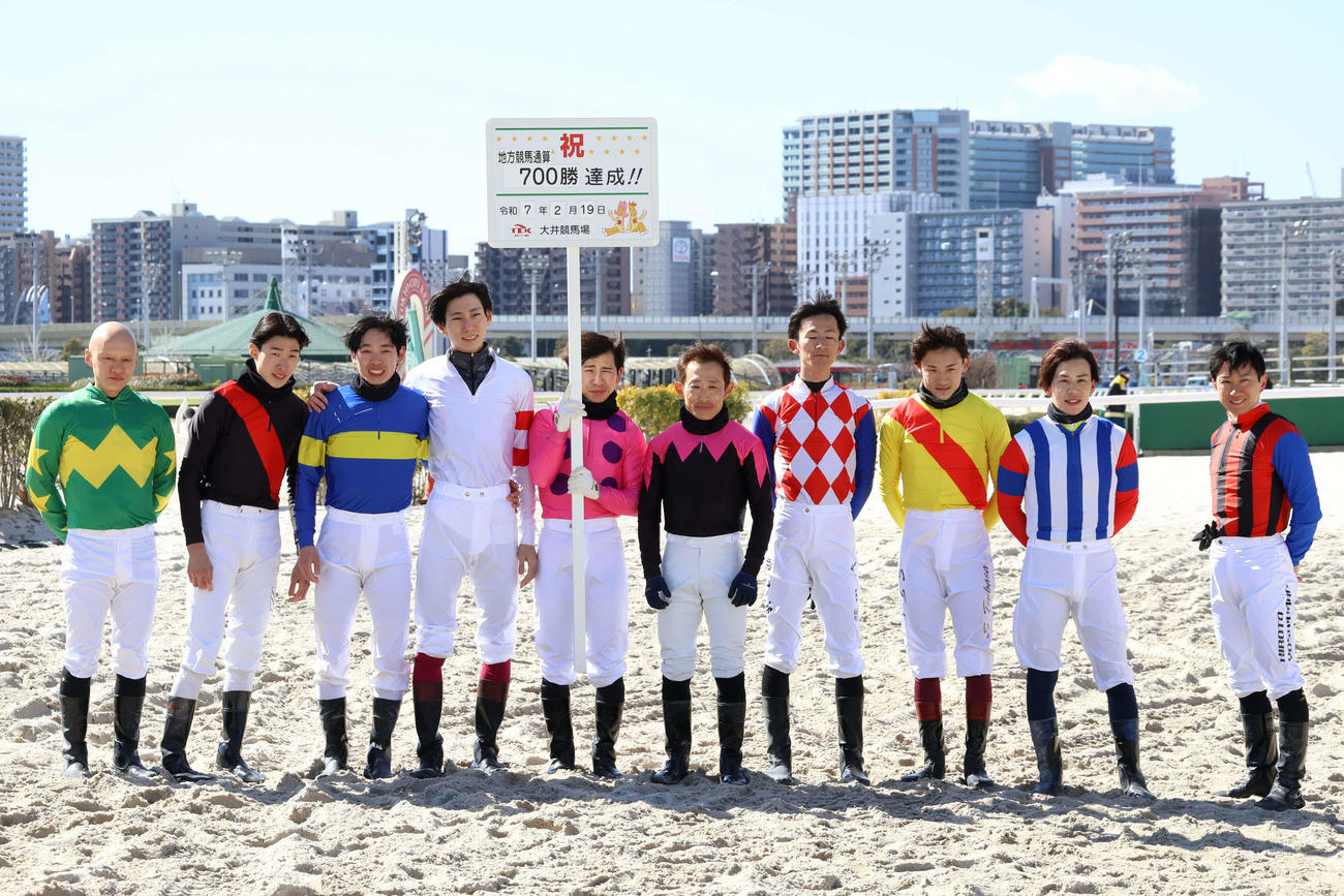大井1Rで地方競馬通算700勝を達成し、騎手仲間と記念撮影する達城龍次騎手（右から5人目）