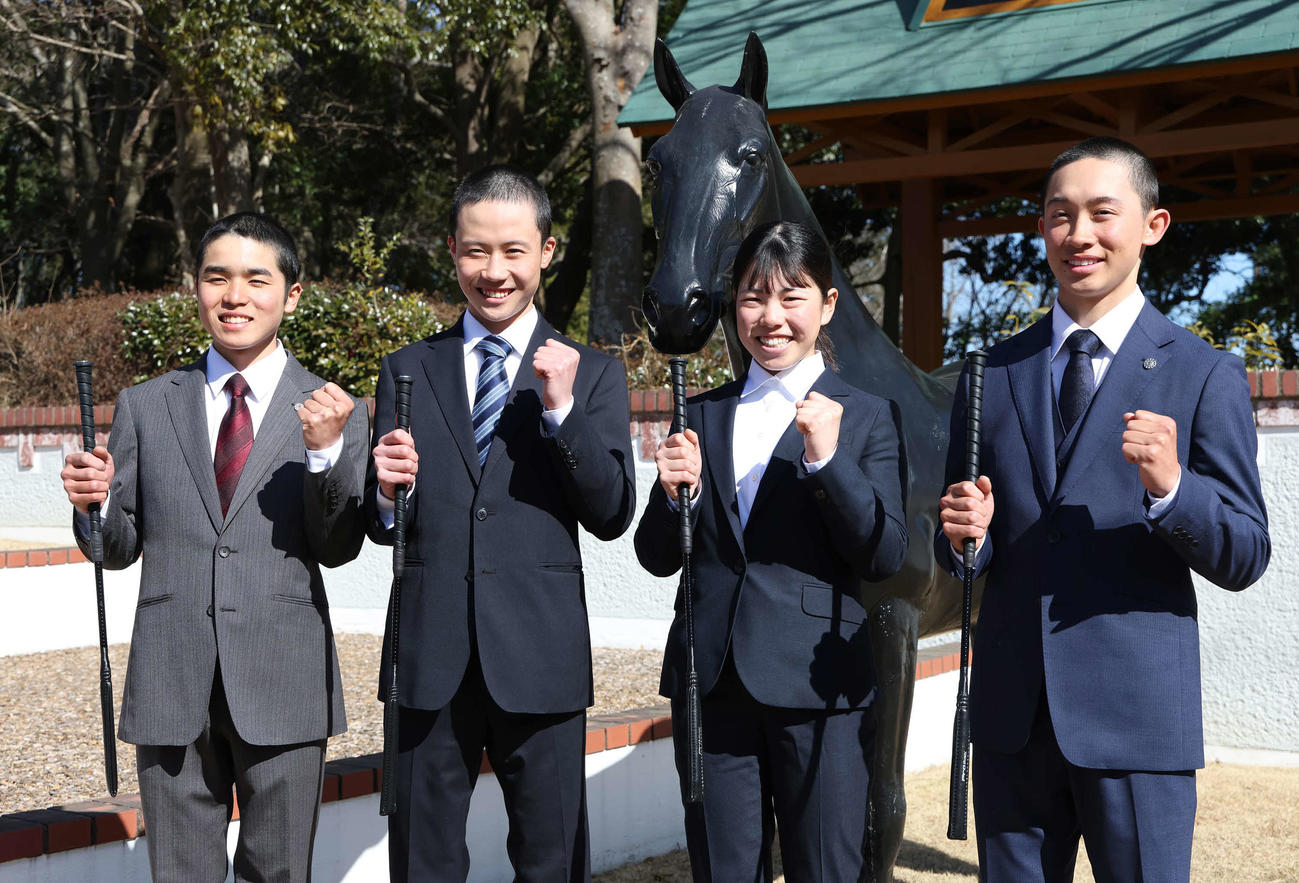 ムチを手に写真に納まる、左から上里直汰、遠藤汰月、谷原柚希、舟山瑠泉（撮影・丹羽敏通）