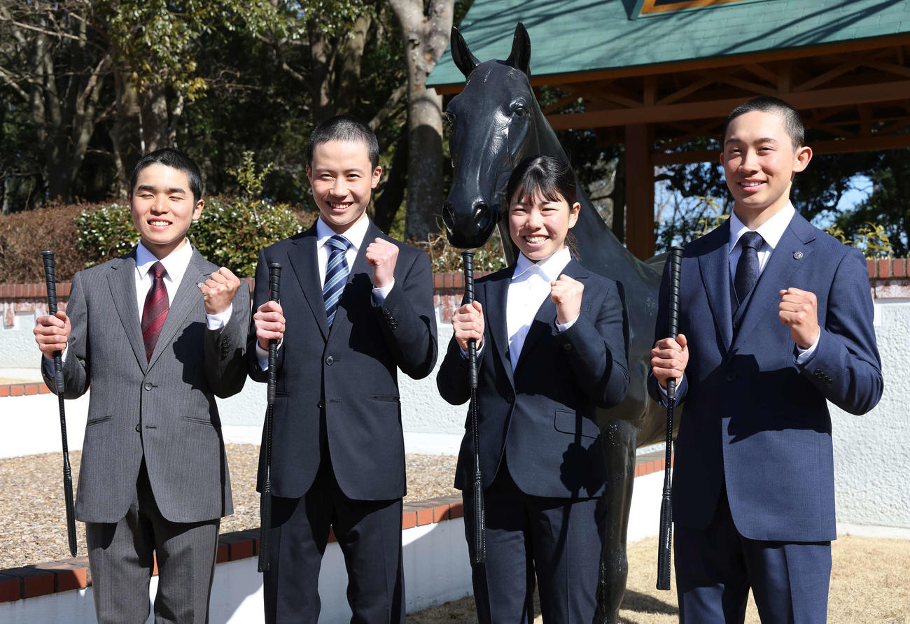 ムチを手に写真に納まる、左から上里直汰、遠藤汰月、谷原柚希、舟山瑠泉（撮影・丹羽敏通）