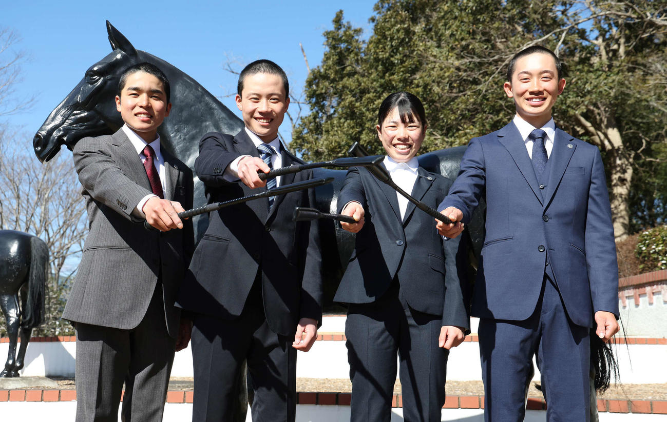 ムチを手に写真に納まる、左から上里直汰、遠藤汰月、谷原柚希、舟山瑠泉（撮影・丹羽敏通）