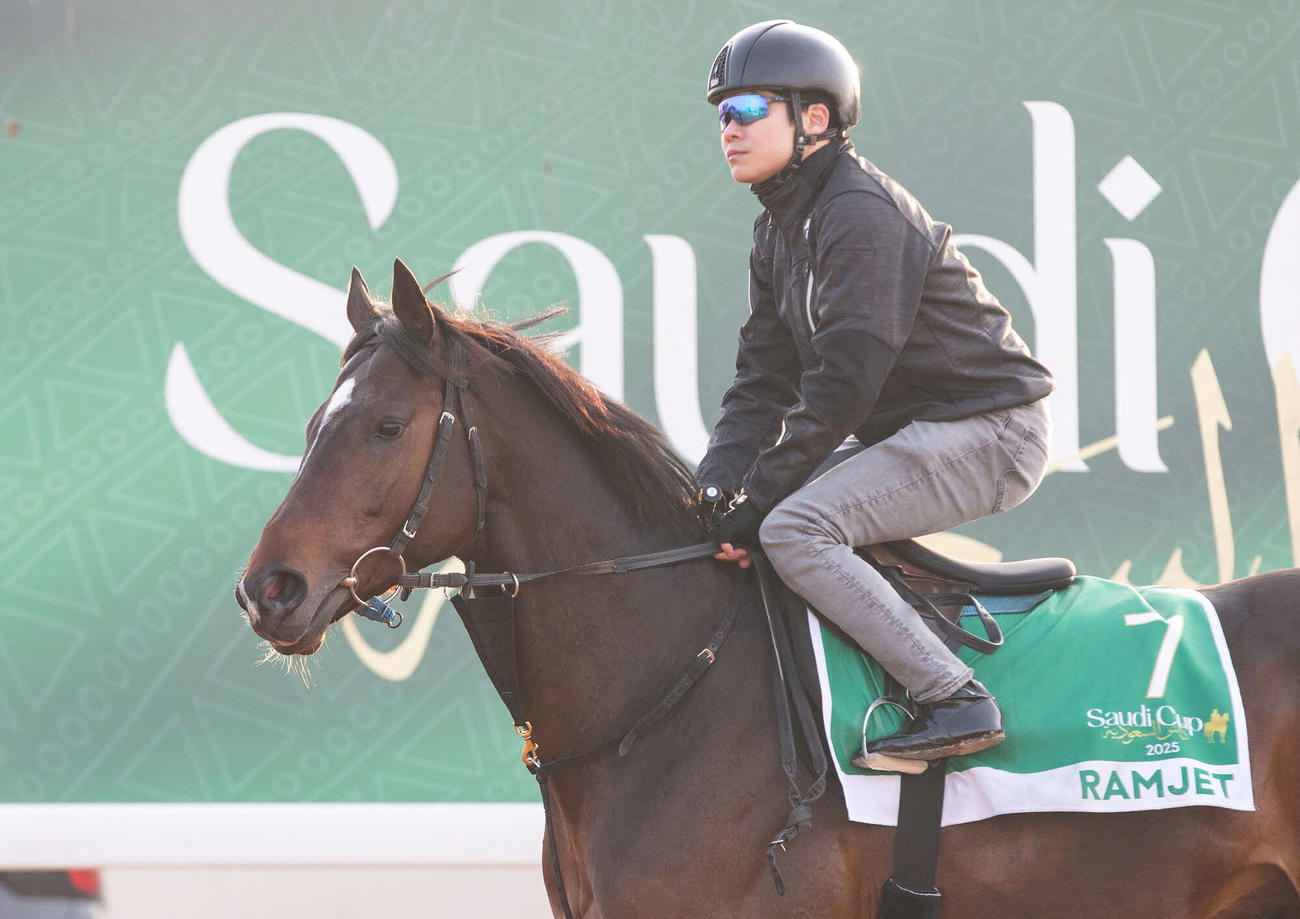 19日朝のラムジェットと三浦騎手　（C）Jockey Club of Saudi Arabia／Mathea Kelley