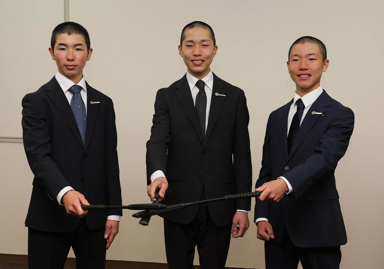 贈呈された鞭を合わせる、左から田山、和田、森田の新人騎手たち
