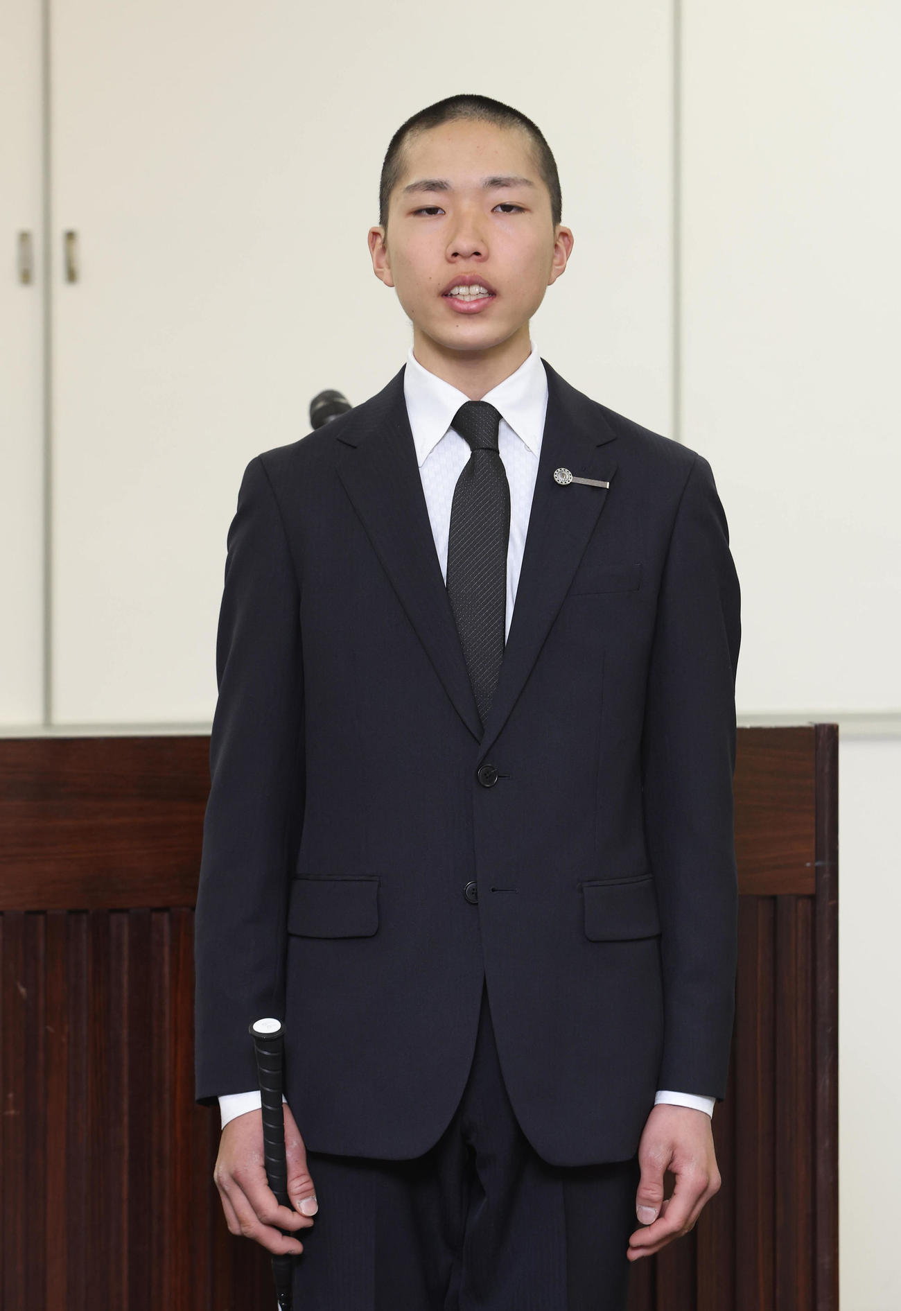 記念ムチ贈呈式で抱負を述べる和田陽希騎手（撮影・白石智彦）
