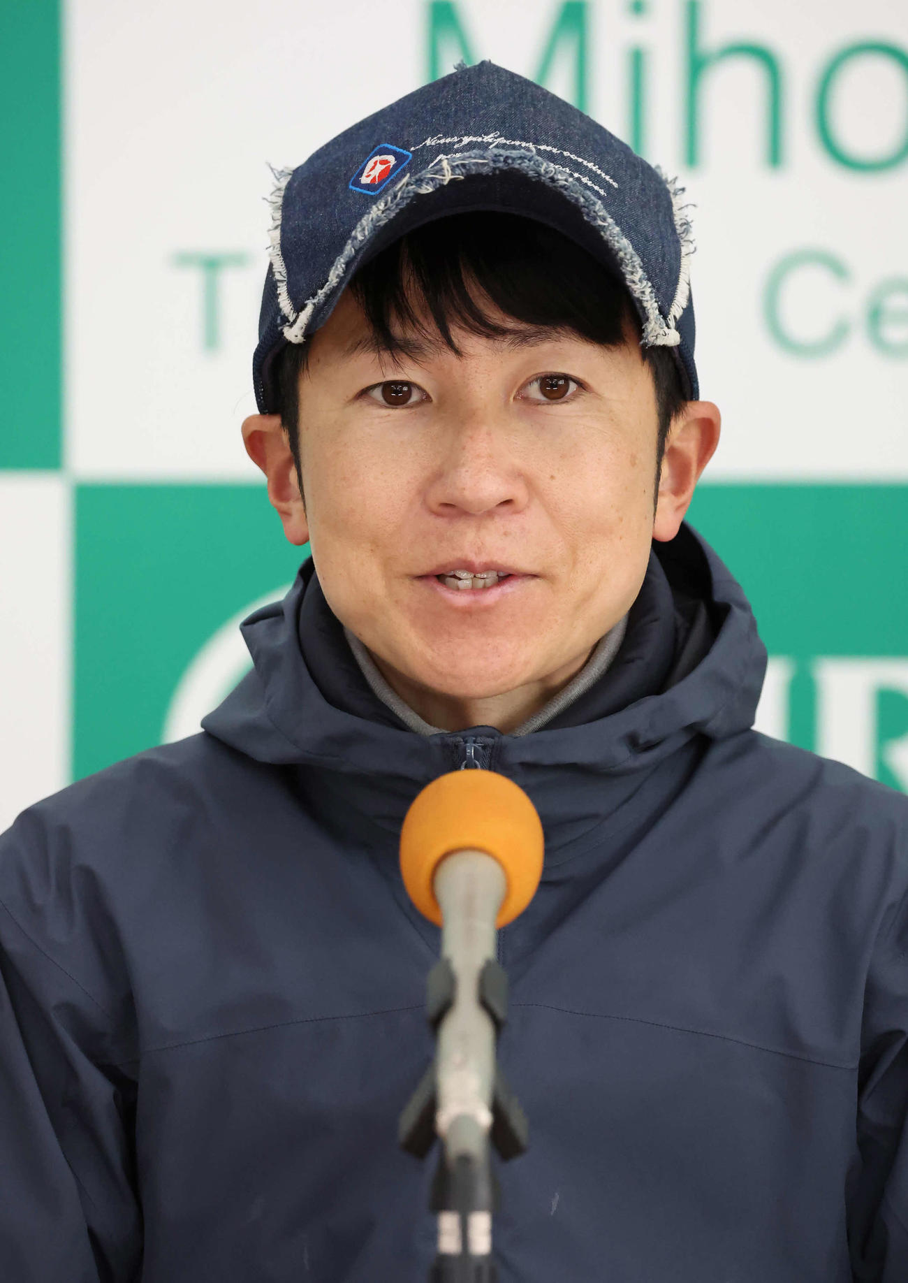 ミッキーファイトの最終追い切りを終えて記者会見する田中博師（撮影・丹羽敏通）