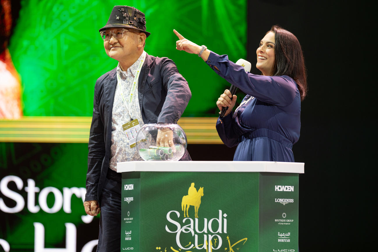 枠順抽選に臨む矢作師（C）Jockey Club of Saudi Arabia／Neville Hopwood