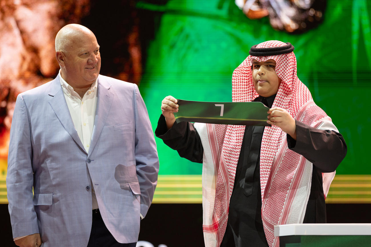 ラトルンロールのマクピーク師（左）（C）Jockey Club of Saudi Arabia／Neville Hopwood